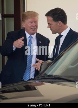 Il Presidente degli Stati Uniti, Trump accoglie con favore il Primo Ministro Mark Rutte dei Paesi Bassi alla Casa Bianca di Washington, DC, lunedì 2 luglio 2, 2018. Credito: Ron Sachs / CNP | Utilizzo di tutto il mondo Foto Stock