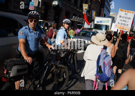 Philadelphia, PA, Stati Uniti d'America. 2 Luglio, 2018. La polizia blocca il traffico come manifestanti marzo attraverso strade in centro a parlare fuori contro Trump administration di politiche di immigrazione e di esigere la soppressione del ghiaccio. Credito: Michael Candelori/ZUMA filo/Alamy Live News Foto Stock