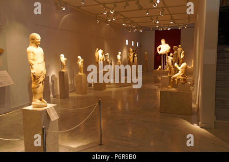 Le statue antiche in mostra presso il museo archeologico in Pothia, Kalymnos, isole Dodecanesi, Grecia. Foto Stock