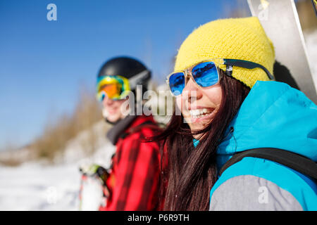 Foto di sport uomini e donne sorriso con la montagna sci passeggiate sulla neve hill Foto Stock