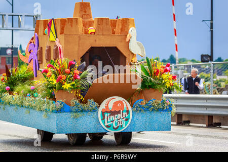 Portland, Oregon, Stati Uniti d'America - 9 Giugno 2018: Viaggi Lincoln City Mini-Float nella Grande sfilata floreale, durante il Portland Rose Festival 2018. Foto Stock