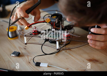 Immagine del giovane con saldatore a meccanismo di scheggiatura Foto Stock