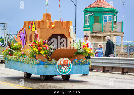 Portland, Oregon, Stati Uniti d'America - 9 Giugno 2018: Viaggi Lincoln City Mini-Float nella Grande sfilata floreale, durante il Portland Rose Festival 2018. Foto Stock