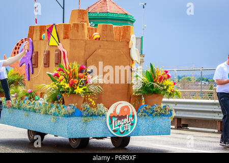 Portland, Oregon, Stati Uniti d'America - 9 Giugno 2018: Viaggi Lincoln City Mini-Float nella Grande sfilata floreale, durante il Portland Rose Festival 2018. Foto Stock