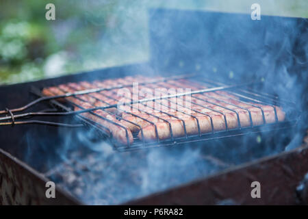 Barbecue salsicce cucinate alla griglia Foto Stock