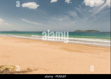 Il Tropical, spiaggia orlata di palme di Haitang Bay è in fase di sviluppo per il turismo del governo cinese Foto Stock