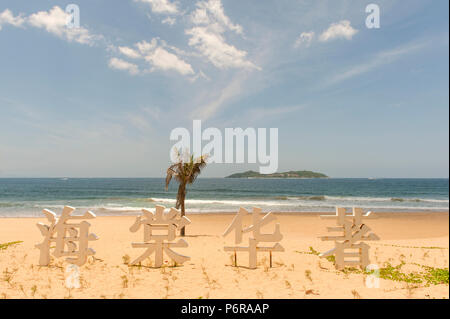 Il Tropical, spiaggia orlata di palme di Haitang Bay è in fase di sviluppo per il turismo del governo cinese Foto Stock