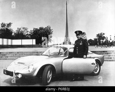 Gagarin con la sua vettura nel 1965. Foto Stock