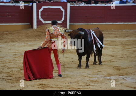 Soria, Spagna. 01 Luglio, 2018. Torero spagnolo Enrique Ponce suona con un 'Torrestrella' ranch lotta al toro durante una corrida a 'La Chata' Bullring in Soria, nel nord della Spagna. Credito: Jorge Sanz/Pacific Press/Alamy Live News Foto Stock