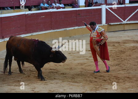 Soria, Spagna. 01 Luglio, 2018. Torero spagnolo Enrique Ponce suona con un 'Torrestrella' ranch lotta al toro durante una corrida a 'La Chata' Bullring in Soria, nel nord della Spagna. Credito: Jorge Sanz/Pacific Press/Alamy Live News Foto Stock