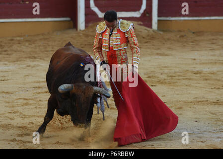 Soria, Spagna. 01 Luglio, 2018. Torero spagnolo Enrique Ponce suona con un 'Torrestrella' ranch lotta al toro durante una corrida a 'La Chata' Bullring in Soria, nel nord della Spagna. Credito: Jorge Sanz/Pacific Press/Alamy Live News Foto Stock