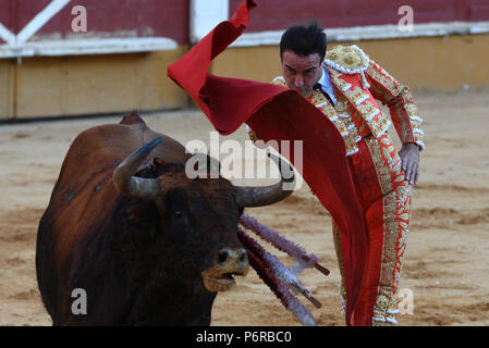 Soria, Spagna. 01 Luglio, 2018. Torero spagnolo Enrique Ponce suona con un 'Torrestrella' ranch lotta al toro durante una corrida a 'La Chata' Bullring in Soria, nel nord della Spagna. Credito: Jorge Sanz/Pacific Press/Alamy Live News Foto Stock