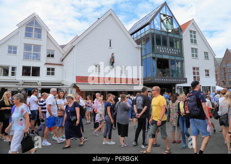 La gente a piedi passato Zachariasbryggen in Bergen city centre, Norvegia Foto Stock