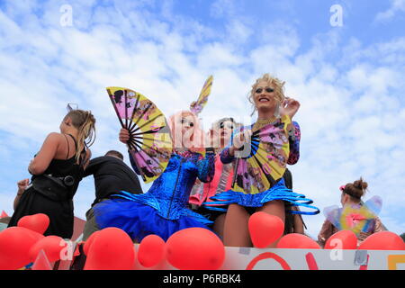 Persone su un galleggiante durante la Bergen Pride 2018 parade di Bergen, Norvegia. Foto Stock