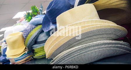 Cappelli di paglia sulla vendita Foto Stock