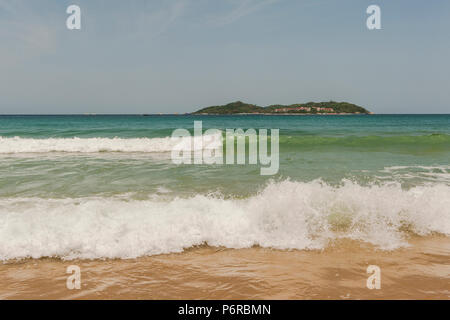 Come liquidi giada, le acque del Mare del Sud rotolare sulla spiaggia della Baia di Haitang, Hainan in Cina Foto Stock