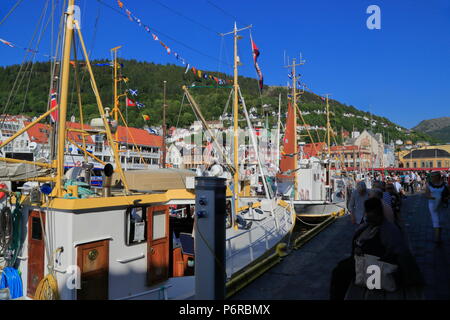 Barche e yacht nel porto di Bergen, Norvegia Foto Stock