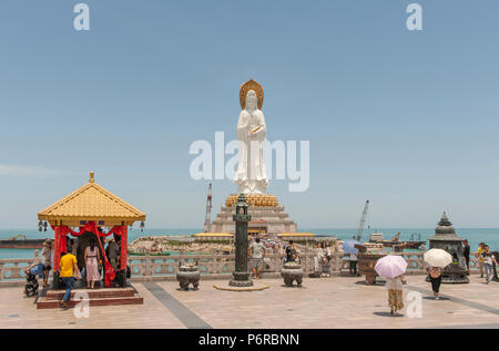 Il Guan Yin statua del Nanshan Buddhism Culturale Zona è più grande della Cina Foto Stock