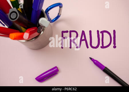 La grafia la scrittura di testo motivazionale di frode chiamata. Concetto significato inganno penale per ottenere finanziario o di un guadagno personale sfondo bianco penna viola mar Foto Stock