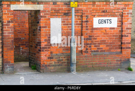 Vecchio rosso mattone gents wc pubblico Lincoln UK.Maggio 2018. Foto Stock