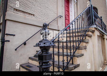 Ringhiera decorata in ghisa su una scala a Savannah Foto Stock