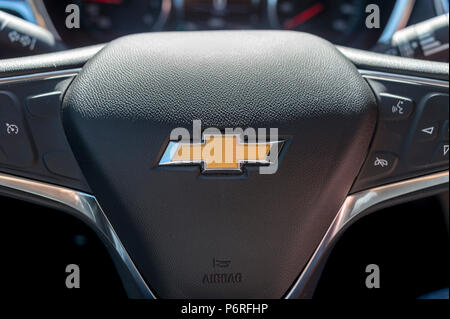 Primo piano di un moderno Chevrolet volante in un auto con logo Foto Stock