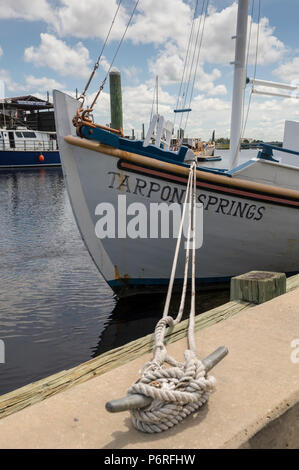 Spugna tradizionale diving pesca barca ormeggiata presso la spugna Docks in Tarpon Springs, in Florida Foto Stock