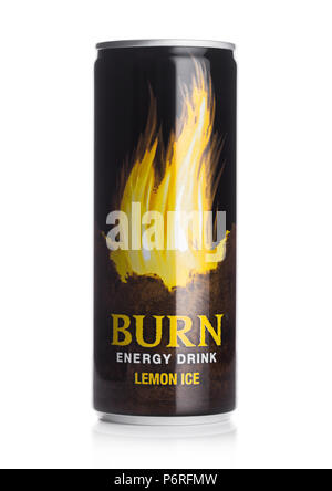 LONDON, Regno Unito - 30 giugno 2018: Può di Burn Energy Drink originale su sfondo bianco. Brucia energia è fatto per tenere gli occhi aperti e la mente affilata. Foto Stock