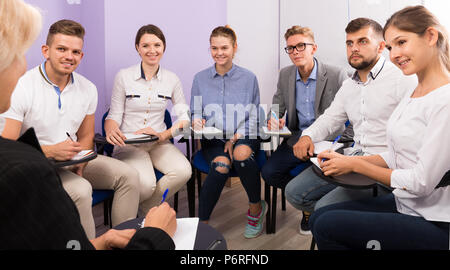 Gruppo di studenti adulti a corsi di estensione insieme Foto Stock