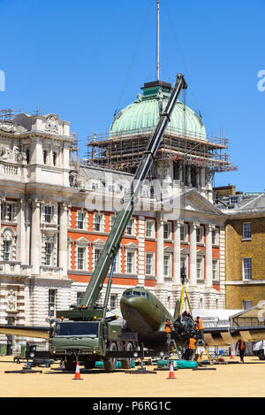 RAF100 aeromobili in giro per Londra. Royal Air Force centenario nel display la sfilata delle Guardie a Cavallo essendo costruito e posizionato e pronto per l'apertura. Douglas Dakota Foto Stock