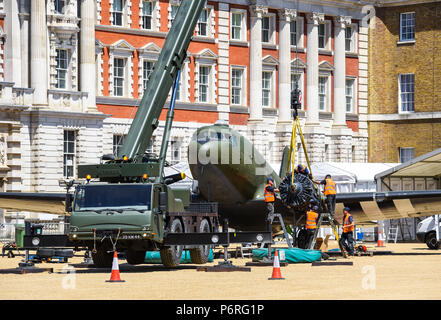 RAF100 aeromobili in giro per Londra. Royal Air Force centenario nel display la sfilata delle Guardie a Cavallo essendo costruito e posizionato e pronto per l'apertura. Douglas Dakota Foto Stock