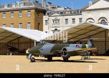 RAF100 aeromobili in giro per Londra. Royal Air Force centenario nel display la sfilata delle Guardie a Cavallo essendo costruito e posizionato e pronto per l'apertura. Gloster Meteor Foto Stock