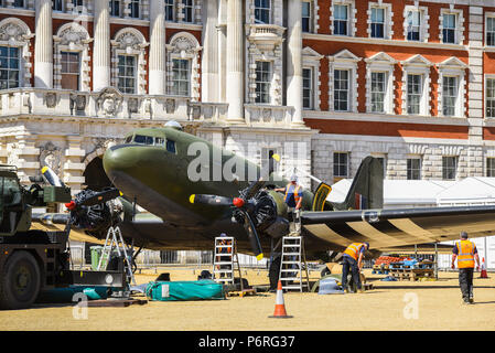 RAF100 aeromobili in giro per Londra. Royal Air Force centenario nel display la sfilata delle Guardie a Cavallo essendo costruito e posizionato e pronto per l'apertura. Douglas Dakota C47 Foto Stock