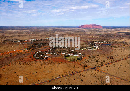 Vista aerea della città di Yulara con la Uluru in background Foto Stock