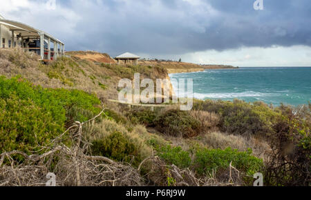 Nuvole temporalesche che attraversa la costa da San Vincenzo Golfo sopra il porto Willunga scogliere calcaree e Stella della Grecia Ristorante, sa di Adelaide, Australia Foto Stock