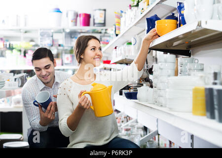 Coppia felice acquisto di vasellame da tavola in negozio pentole Foto Stock