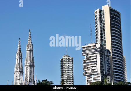 El Carmen chiesa e torri residenziali, città di Panama, Repubblica di Panama Foto Stock