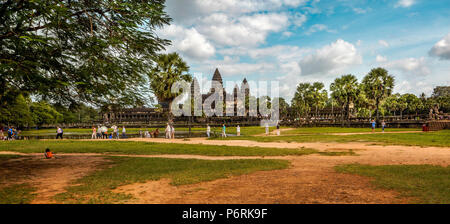 Panorama del tempio principale di Angkor Wat con turisti in primo piano. Siem Reap, Cambogia. Foto Stock