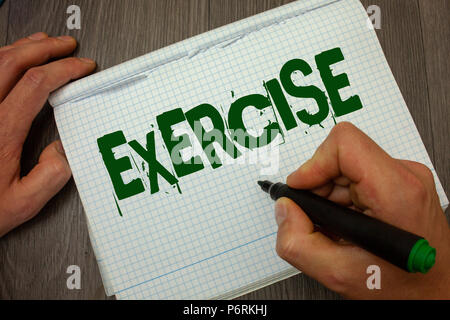 Conceptual la scrittura a mano che mostra l'esercizio. Business photo attività di testo che richiedono sforzi fisici portando in gioco la formazione man tenere holding black ma Foto Stock