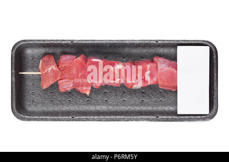 Vassoio di plastica con carni di maiale cruda spiedini di carne bovina sul bastone di legno con etichetta Foto Stock