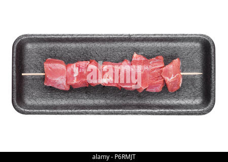 Vassoio di plastica con carni di maiale cruda spiedini di carne bovina sul bastone di legno Foto Stock