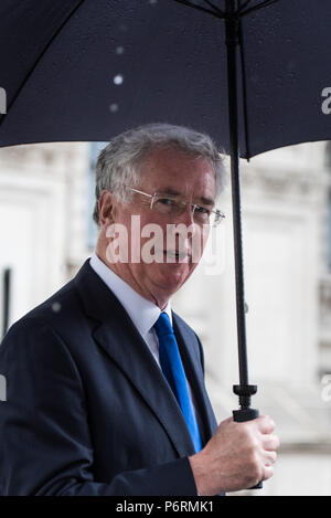 Whitehall, Londra, Regno Unito. Il 27 giugno 2016. I ministri del governo di arrivare a Downing Street per la media di attesa. Nella foto: il Segretario di Stato per la difesa - Foto Stock