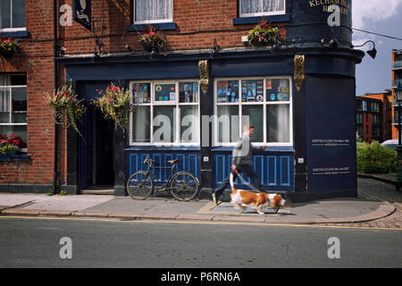 Running Man con il cane al di fuori il grasso gatto Real Ale Pub in Sheffield Foto Stock