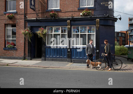 Giovane con cane in chat al di fuori il grasso gatto Real Ale Pub in Sheffield Foto Stock