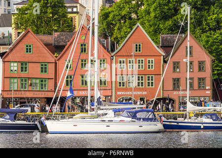 Vecchi edifici anseatica di Bryggen a Bergen, Norvegia, linea anteriore Foto Stock