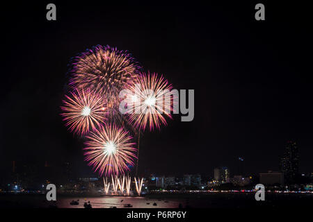 Fuochi d'artificio esplorato oltre il paesaggio urbano di notte in Pattaya International Festival dei fuochi d'artificio .Holiday e celebrazione sfondo Foto Stock