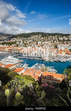 Città di Nizza in Francia, vista al porto di Nizza da Castle Hill, Costa Azzurra Costa Mediterranea Foto Stock