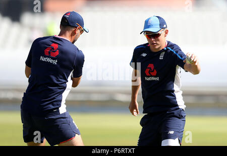 L'Inghilterra del Sam Curran (a destra) durante la sessione di reti a Emirates Old Trafford, Manchester. Foto Stock