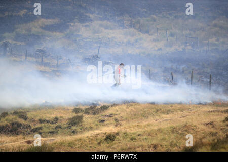 Vigili del fuoco da Tyne and Wear fuoco e il servizio di soccorso di affrontare il fuoco sulla collina di inverno vicino a Bolton, come una grande operazione è in modo di combattere la brughiera incendi in Lancashire, con 36 motori Fire, più di 100 vigili del fuoco e 100 soldati a combattere contro il arde per la seconda settimana. Foto Stock