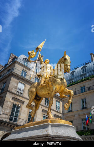 Statua dorata di Giovanna d'arco da 1874, Place des Pyramides, Parigi Francia Foto Stock